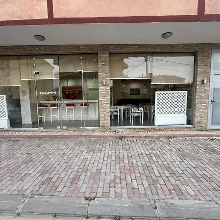 Yjet מלון פוגרדץ