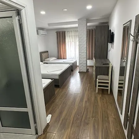 Hotel Yjet *